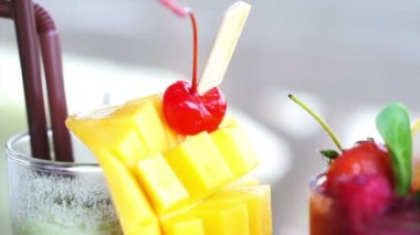 Meyve smoothies ve mango tropikal içki
