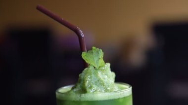 Buz limonana naneli limonata içmek