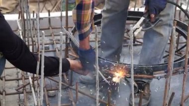 Kaynak metal Çekme Makinası iş inşaat sahasında adam