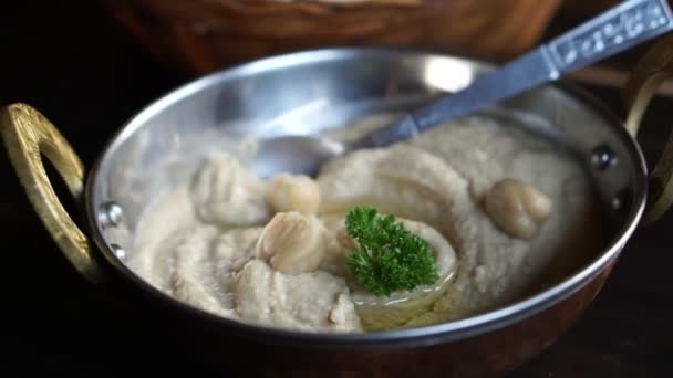 Il pisello mescola Hummus in merce di pentola di ottone a ristorante — Video Stock