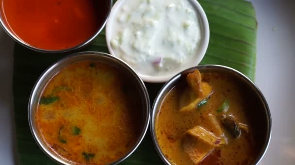 Indische Curries in verschiedenen Farben und nan Brot im Restaurant servieren — Stockvideo
