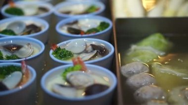 Çin, Tayvan tarzı, köfte ve sıcak çorba ile yumurta haşlanmış deniz ürünleri açık