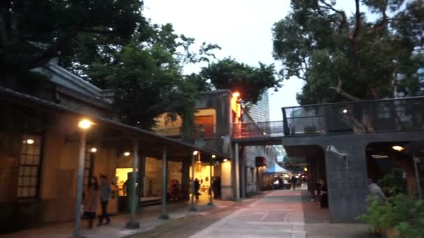 Taipei, Taiwan ROC - Febrero 2016: Huashan 1914 Creative Park por la noche en Taipei. Tiendas de diseño y exhibición de área de arte en almacén antiguo — Vídeos de Stock