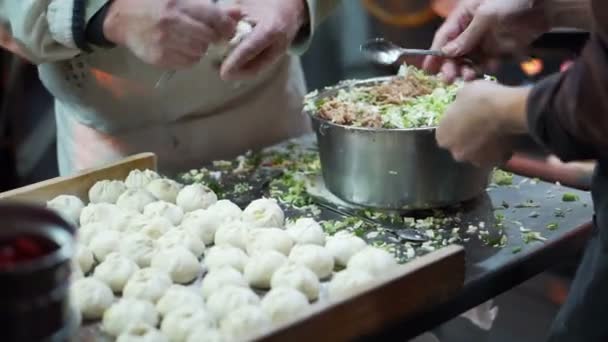 Hecha a mano albóndigas relleno de carne dentro de la harina en el mercado nocturno puesto de comida de la calle — Vídeo de stock