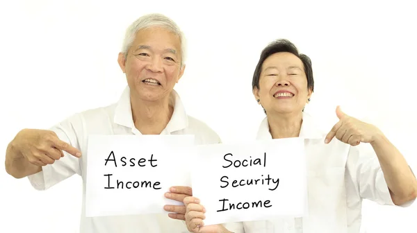 Концепция доходов, активов и социальной защищенности счастливых азиатских пожилых пар — стоковое фото