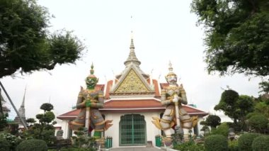 Dawn, wat Arun, landmark Bangkok, Tayland tapınak çevresinde dev heykel