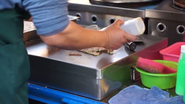 TAIPEI, TAIWAN - FEBRERO 2016: Gran panqueque de cebolla china en el mercado nocturno de la calle Taipei — Vídeo de stock