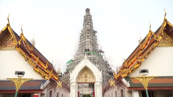 Wat Arun, Temple of Dawn art details landmark in Bangkok, Thailand — Stock Video