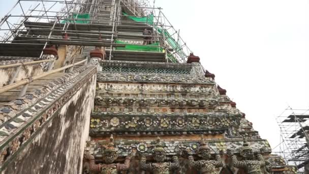 Wat Arun, Temple of Dawn art details landmark in Bangkok, Thailand — Stock Video