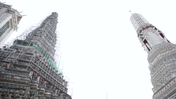 Wat Arun, Świątynny jutrzenkowy sztuki szczegóły landmark w Bangkok, Tajlandia — Wideo stockowe