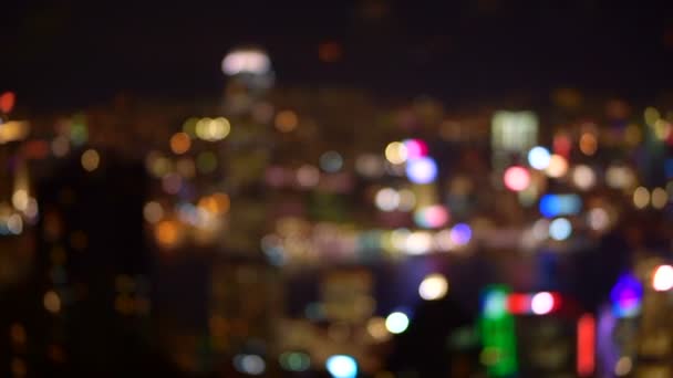Verschwommene Hintergrundansicht der weltberühmten Skyline des Hafens von Hongkong bei Nacht. Sehenswürdigkeiten beliebt — Stockvideo