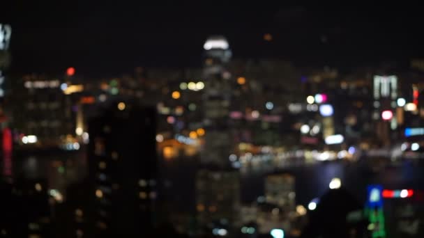 Blur vista de fundo do mundialmente famoso horizonte porto de Hong Kong à noite. Monumento turístico vista popular — Vídeo de Stock