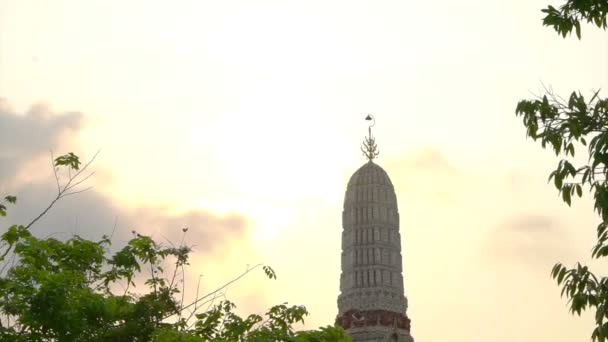 Wat Arun, Temple of Dawn art details landmark in Bangkok, Thailand — Stock Video