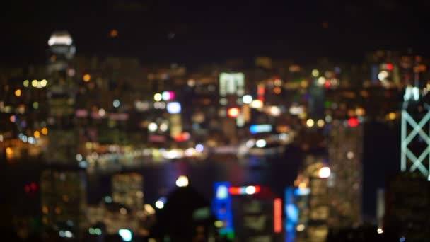Blur vista de fondo del mundialmente famoso horizonte puerto de Hong Kong por la noche. Monumento turístico vista popular — Vídeos de Stock