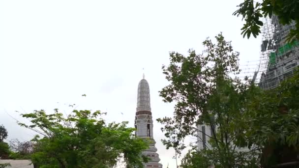 Wat Arun, Temple of Dawn kunst details landmark in Bangkok, Thailand — Stockvideo