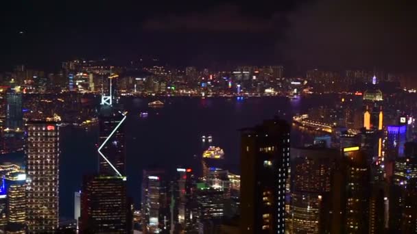 Гонконг - квітня 2016: Гонконг skyline вночі від піку Вікторія — стокове відео