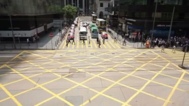 Hong Kong - Nisan 2016: Trafik ve merkezi çevresindeki sokak kavşağında geçiş insanlar