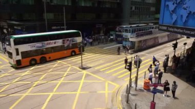 Hong Kong - Nisan 2016: Trafik ve merkezi çevresindeki sokak kavşağında geçiş insanlar