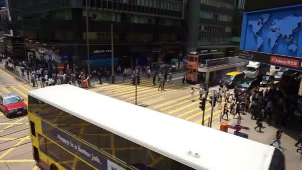 HONG KONG - Abril 2016: Tráfego e pessoas cruzando na rua de junção em torno da área central — Vídeo de Stock