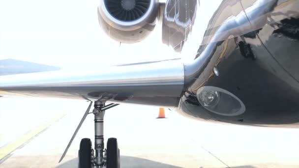 Jet Engine. Commercial airliner taxiing on the tarmac. Detail of jet engine — Stock Video