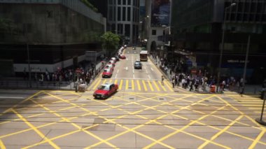Hong Kong - Nisan 2016: Trafik ve merkezi çevresindeki sokak kavşağında geçiş insanlar
