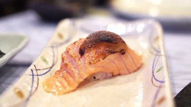 Kurutulmuş aburi somon nigiri suşi üstte tatlı miso ile