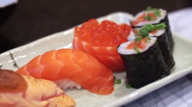 Japon yemekleri set çeşitli somon nigiri sushi seti, aburi, miso, Balık roe ve maki 