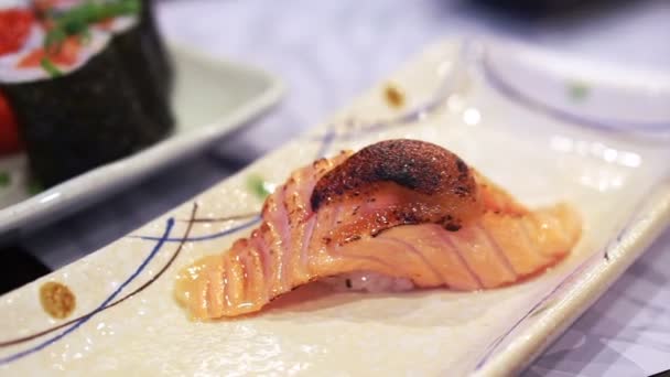 Japanisches Foodset mit Lachs-Nigiri-Sushi-Set, Aburi, Miso, Fischrogen und Maki — Stockvideo