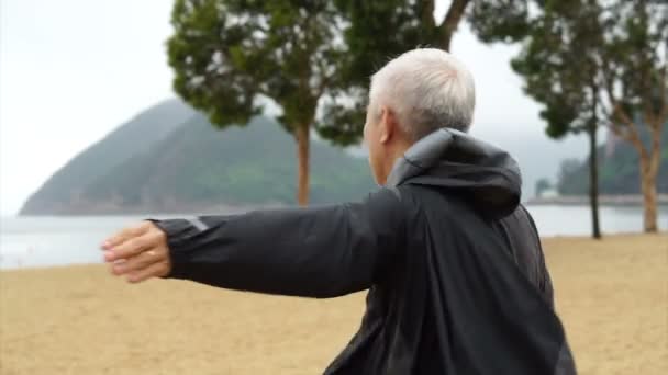 Asiatique senior homme debout seul au bord de la plage — Video