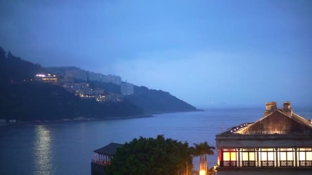 Puerto de Stanley Beach, Hong Kong: abril de 2016 - Iluminado Murray House y plaza vista al océano por la noche — Vídeos de Stock