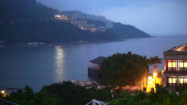 Stanley Beach Haven, Hong Kong: April 2016 - verlicht Murray House en plaza kijk naar de Oceaan in de avond — Stockvideo