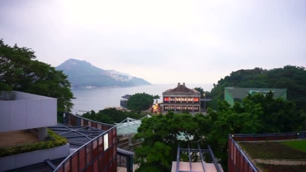 Stanley Beach přístav, Hong Kong: duben 2016 - osvětleny dům Murray a plaza zobrazit do oceánu v večer — Stock video