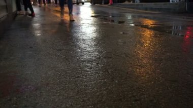 Islak geceleri sokak üzerinde yürüyen geçiş insanlar. Şehir hayatı Özet