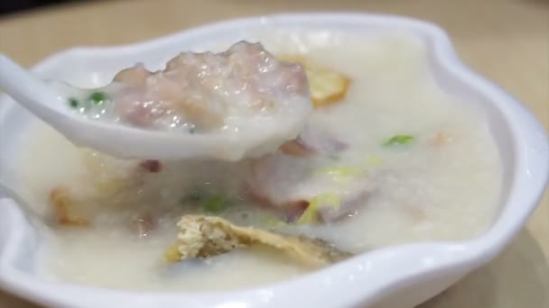 Hong Kong stylu chińskim owsianka, congee. Słynnej kuchni kantońskiej żywności — Wideo stockowe