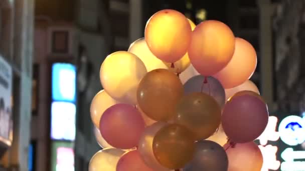 Gases helio coloridos globos de fiesta en la noche con luz de fondo — Vídeo de stock