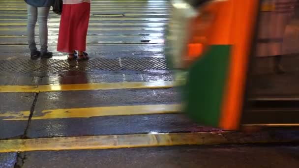 Coches de Hong Kong funcionando. Gente cruzando y caminando calle carretera por la noche — Vídeos de Stock