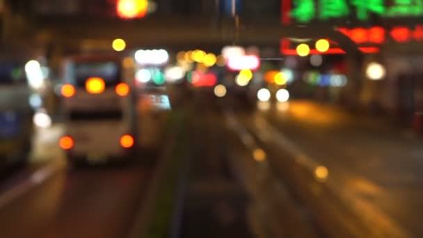 Hong Kong noche calle borrosa vídeo de la ciudad signos y transportes — Vídeos de Stock