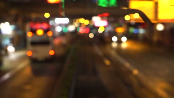 Hong Kong noche calle borrosa vídeo de la ciudad signos y transportes — Vídeo de stock