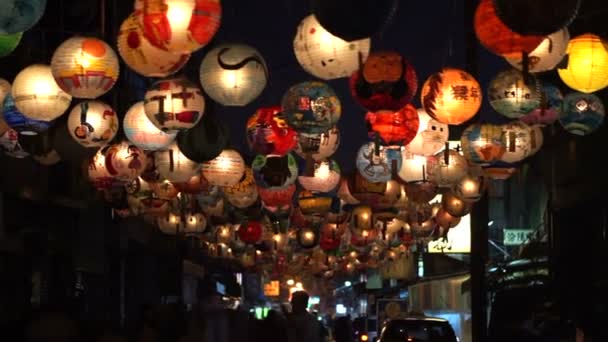 Taiwanesisches Laternenfest. Kinder handbemalte Laternen hängen über nächtlichem Gehweg — Stockvideo