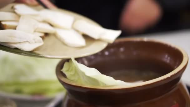 Taiwán, comida china jengibre pato olla caliente en olla de barro — Vídeos de Stock