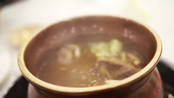 Тайванська, китайська їжа імбиру качка гарячий горщик в глиняний горщик — стокове відео