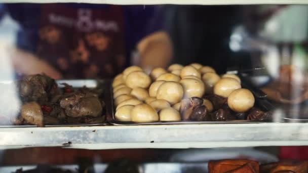 Molho de caldo castanho de cinco especiarias chinês. Carne, ovo, tofu e guisado de intestino — Vídeo de Stock