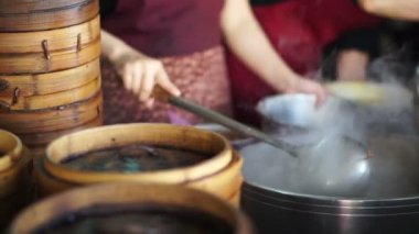 Dumanı tüten Dim Sum bambu tepsilerde farklı katmanları geleneksel Çin yemeği