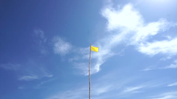 Gele veiligheid strand waarschuwing vlag van Oceaan gevaren en surf voorwaarden met mooie wolk blauwe hemel — Stockvideo