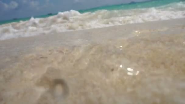 Ondas batendo a câmera na praia de areia branca do oceano Tailândia — Vídeo de Stock