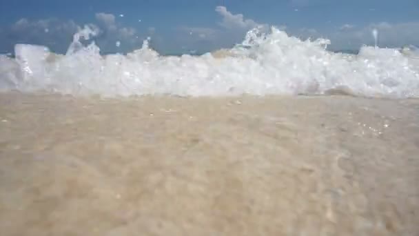 Olas golpeando la cámara en la playa de arena blanca del océano Tailandia — Vídeo de stock