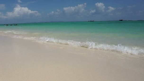 Tropik cennet turkuaz mavi yeşil deniz ile beyaz kum plaj — Stok video