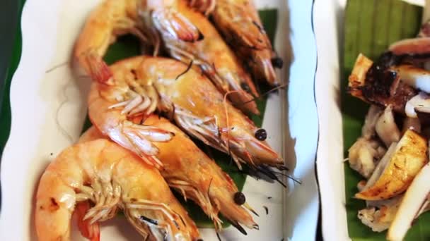 Barbecue de fruits de mer, délicieuse échoppe à vendre sur la plage de Thaï — Video