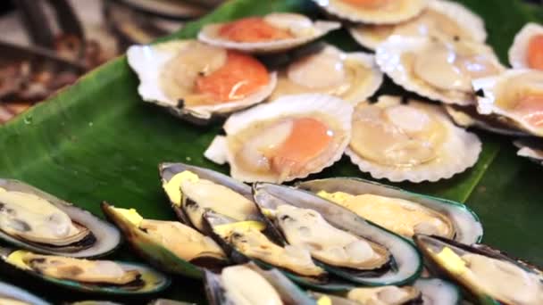 Grillowane owoce morza, pyszne straganie sprzedaż przy plaży tajski żywności — Wideo stockowe