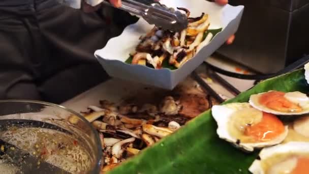 Churrasco de frutos do mar, deliciosa comida de barracão vendendo na praia tailandesa — Vídeo de Stock